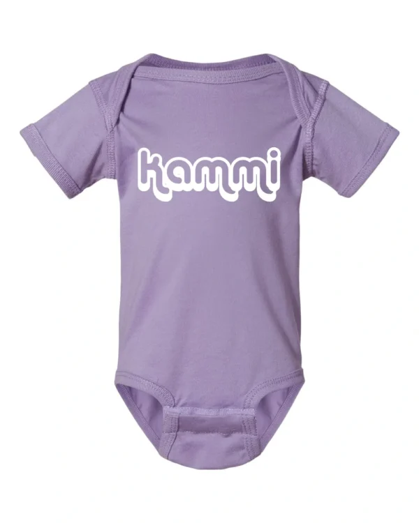 A baby onesie with the name kammi printed on it.